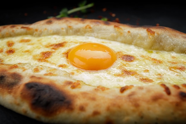 Gebakken khachapuri met ei en kaas van dichtbij