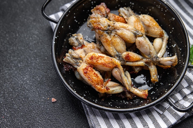 gebakken kikkerbilletjes tweede gang vlees frans eten gezonde maaltijd eten snack op tafel kopie ruimte