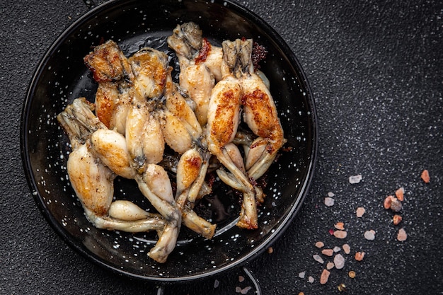 Gebakken kikkerbilletjes vlees keuken frans eten gezonde maaltijd eten snack op tafel kopie ruimte eten