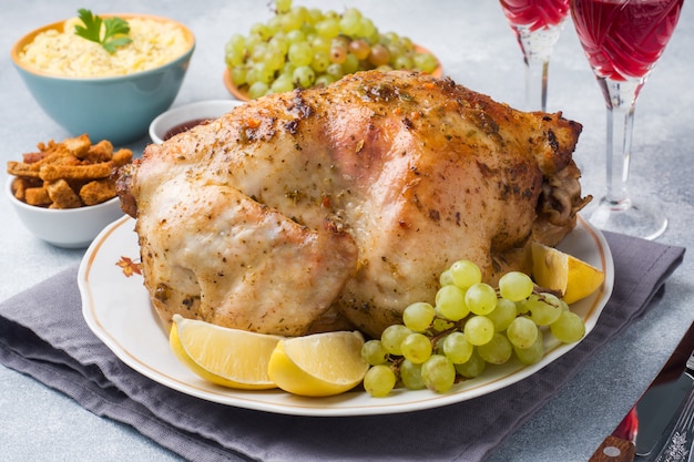 Gebakken kip, aardappelpuree en wijnglazen voor het diner op de feestelijke tafel.