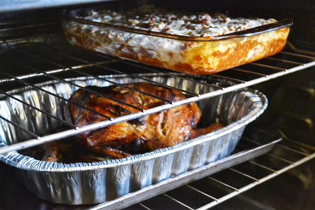 Foto gebakken kip en lasagne in de oven.