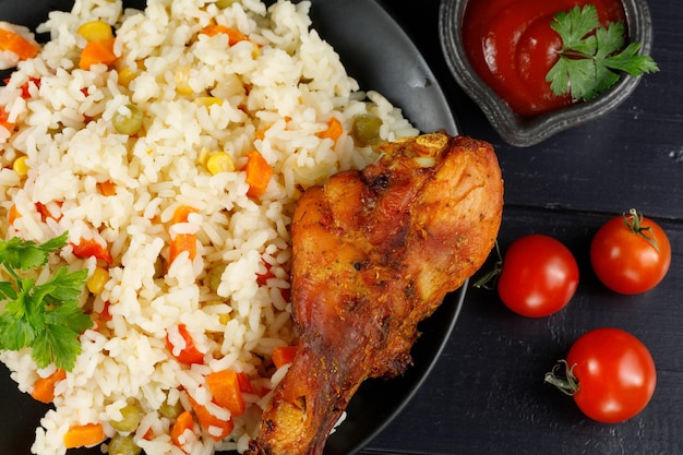 Gebakken kip en rijst met groenten in een bord Een lekker en hartig gerecht