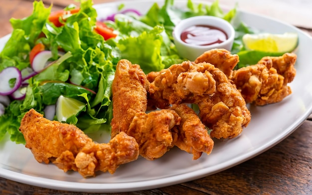 Gebakken kip Karaage met salade