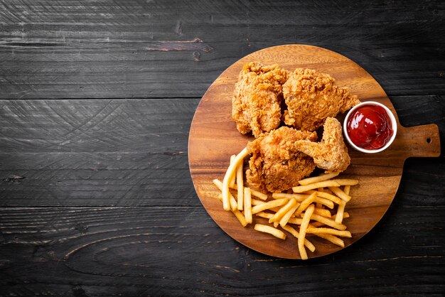 Gebakken kip met friet en nuggets maaltijd