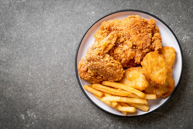 gebakken kip met friet en nuggets maaltijd