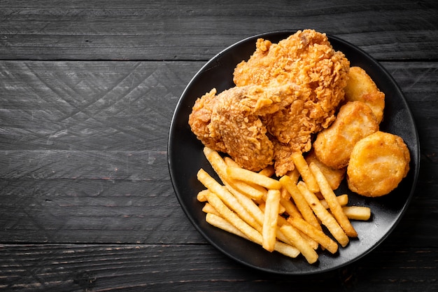 gebakken kip met friet en nuggets maaltijd