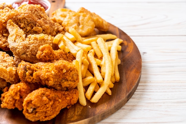 gebakken kip met friet en nuggets maaltijd