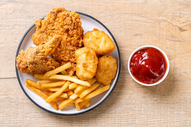 gebakken kip met friet en nuggets maaltijd