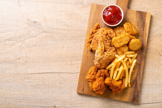 Gebakken kip met friet en nuggets maaltijd