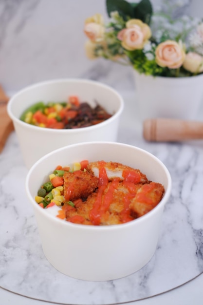 Gebakken kip met paprika en tomaat in witte komtafel