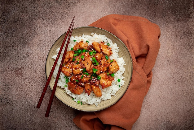 gebakken kip teriyaki met rijst groene uien en sesam zelfgemaakt geen mensen