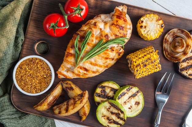 Gebakken kipfilet en gegrilde groenten