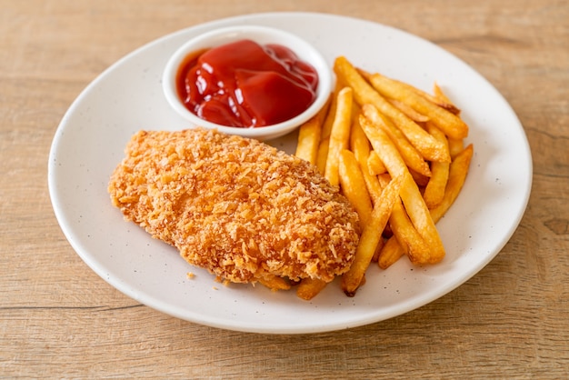 gebakken kipfilet filet steak met frites en ketchup