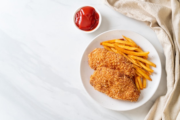 gebakken kipfilet filet steak met frites en ketchup