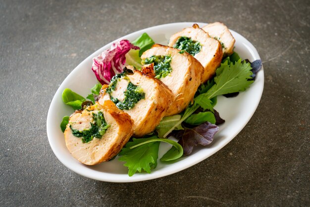 Gebakken kipfilet gevuld met kaas en spinazie