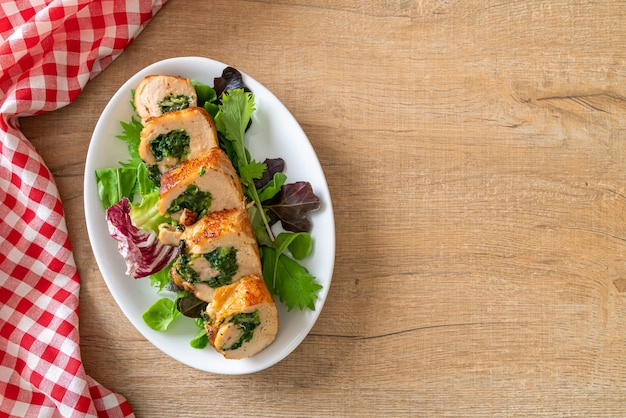 Gebakken kipfilet gevuld met kaas en spinazie