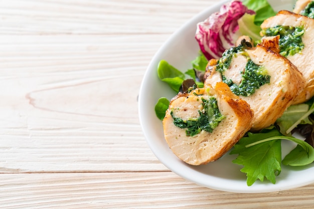 Gebakken kipfilet gevuld met kaas en spinazie