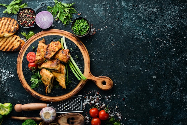 Gebakken kipfilet met champignons en kaas Bovenaanzicht Vrije ruimte voor uw tekst