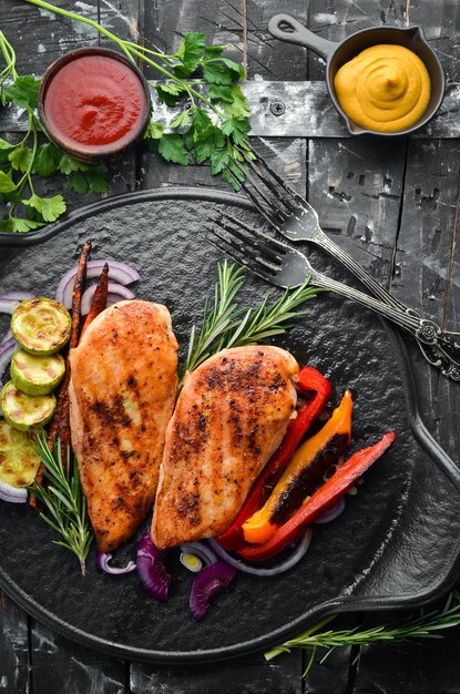 Gebakken kipfilet met kruiden en rozemarijn Bovenaanzicht BBQ