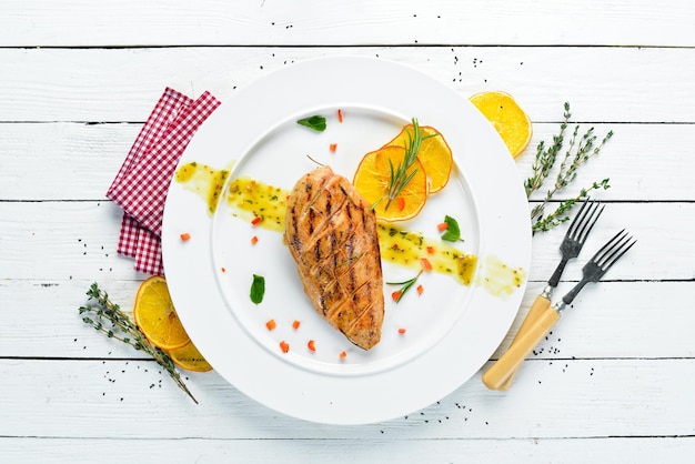 Gebakken kipfilet met saus op een bord Gerechten eten Bovenaanzicht Vrije ruimte voor uw tekst