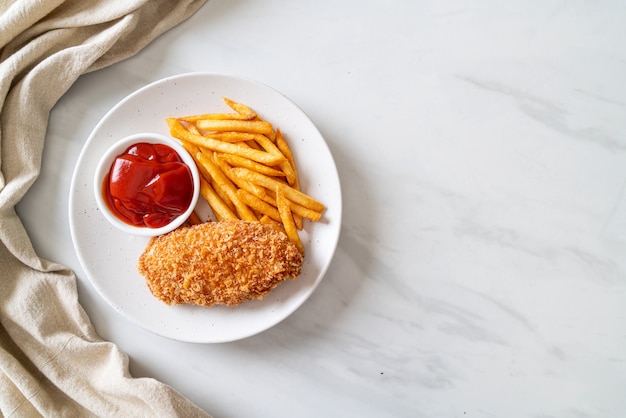 Gebakken kipfilet steak met frites en ketchup