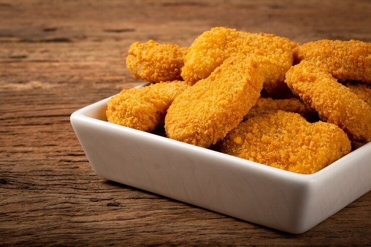 Gebakken kipnuggets met ketchp en rozensaus