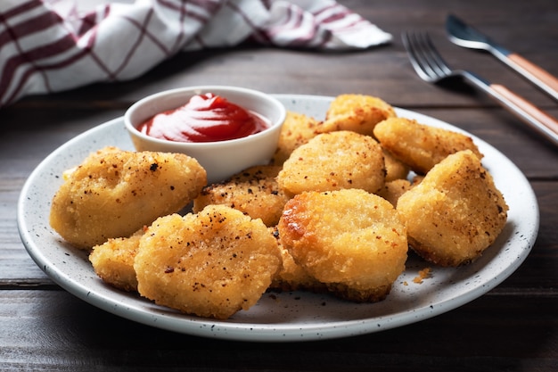 Gebakken kipnuggets met tomatenketchupsaus.