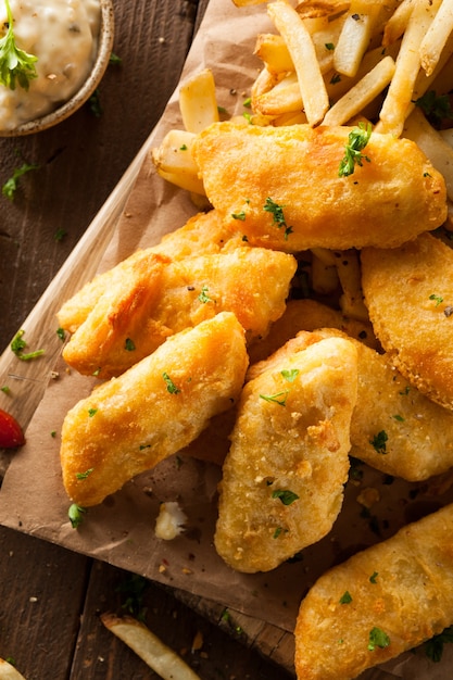 Foto gebakken kipnuggets op houten tafel