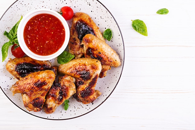 Gebakken kippenvleugels in de Aziatische stijl en tomatensaus op plaat, Hoogste mening