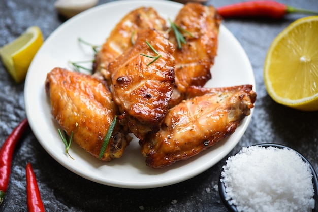 Gebakken Kippenvleugels Met Saus Kruiden En Specerijen Koken Thais Aziatisch Voedsel Rozemarijn Kip Gegrild