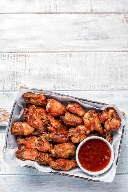 Gebakken kippenvleugels met zoete hete saus