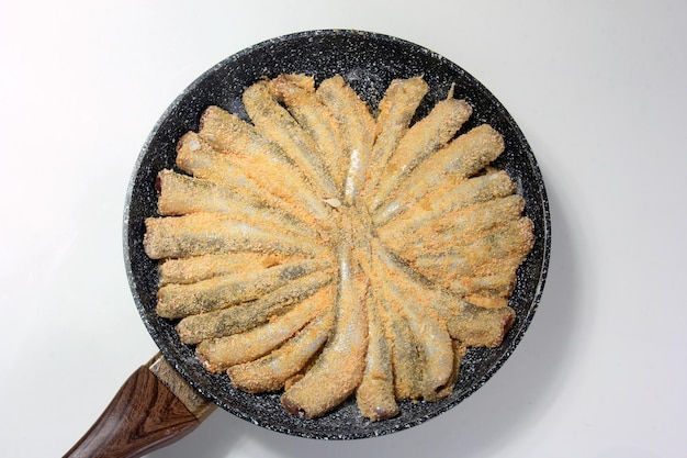 Foto gebakken kleine vis op een metalen pan, hamsa turkse nationale keuken