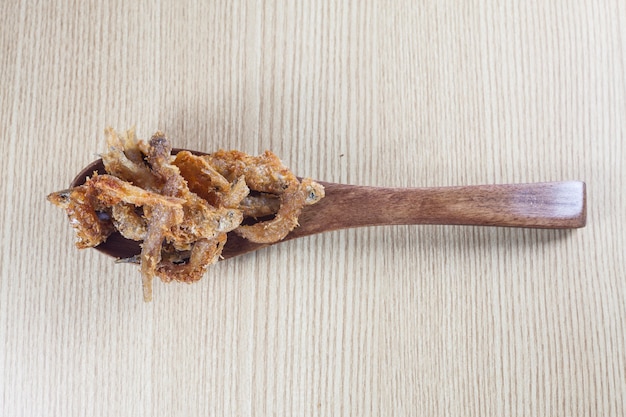 Gebakken kleine vis op hout achtergrond