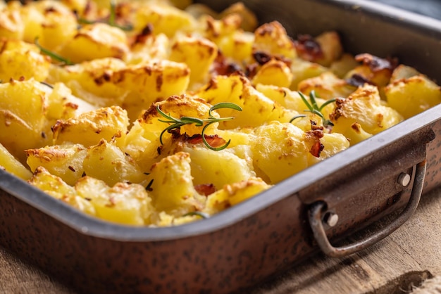 Foto gebakken knapperige aardappelen met rozemarijn in een oude bakplaat