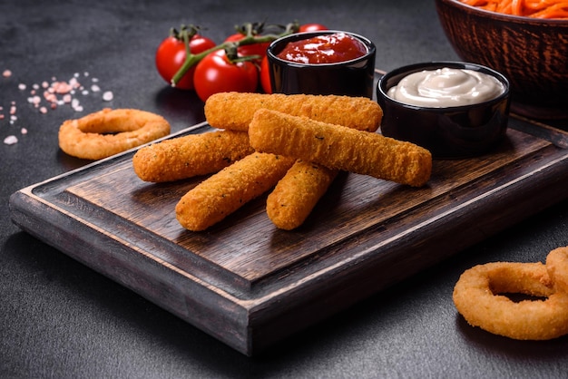 Gebakken knapperige voedzame kaas- of aardappelsticks Snacks voor bier