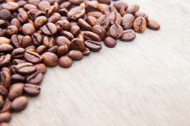 Gebakken koffiebonen op een houten tafel