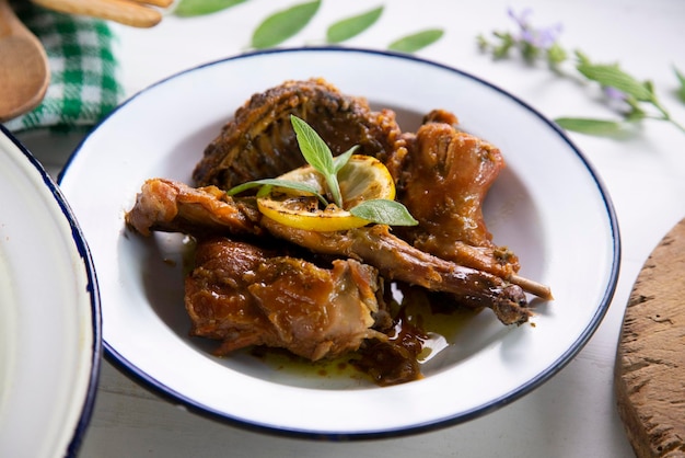 Gebakken konijn gekookt met jonge knoflook en salie. Typisch Spaanse tapas.