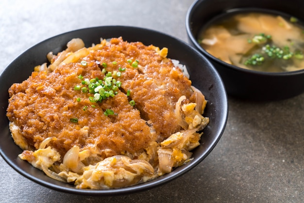 gebakken kotelet rijstkom (Katsudon)