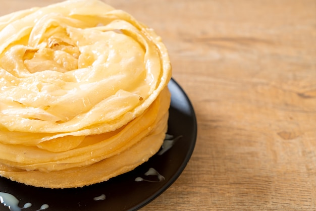 gebakken krokant roti-deeg met gezoete gecondenseerde melk