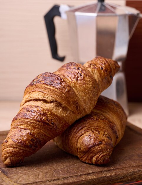 Gebakken krokante croissant op een houten bord ontbijt