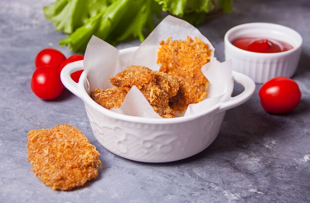 Gebakken krokante kipnuggets met ketchupsaus