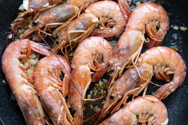 Gebakken langoustines met knoflook en olie in een pan