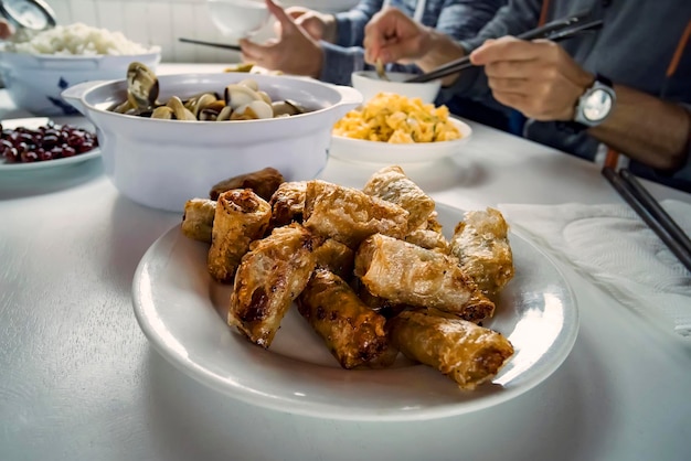 Gebakken loempia's op een witte plaat op een tafel in een restaurant voor mensen