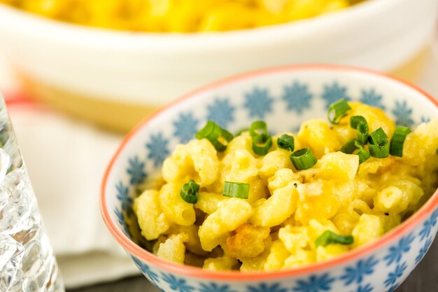 Gebakken macaroni en kaas met kraalkruim en gegarneerd met bieslook.