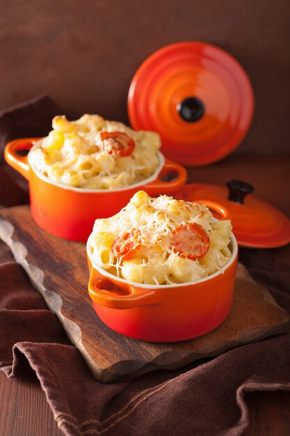 Gebakken macaroni met kaas in oranje braadpan