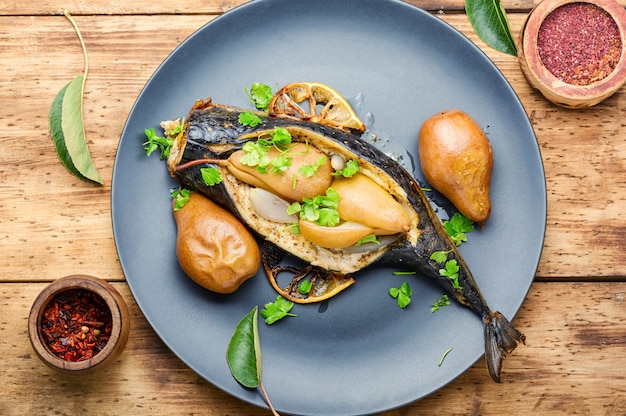 Gebakken makreelvis gevuld met herfstpeer.gegrilde makreel met peer