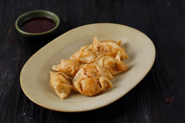 Gebakken Mandu op Bord Geserveerd Met Pittige Saus