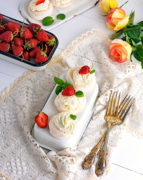 Gebakken meringue met room en verse aardbeien