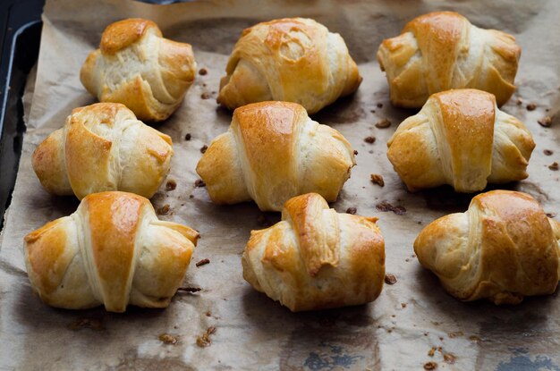 Gebakken mini croissants met kaas Deze afbeelding maakt deel uit van een grote serie