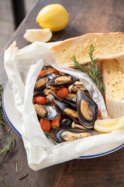 Gebakken mosselen en knoflookbrood